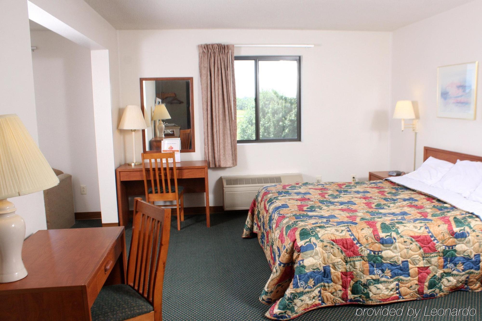 Centerstone Inn & Suites Carlyle Eksteriør billede