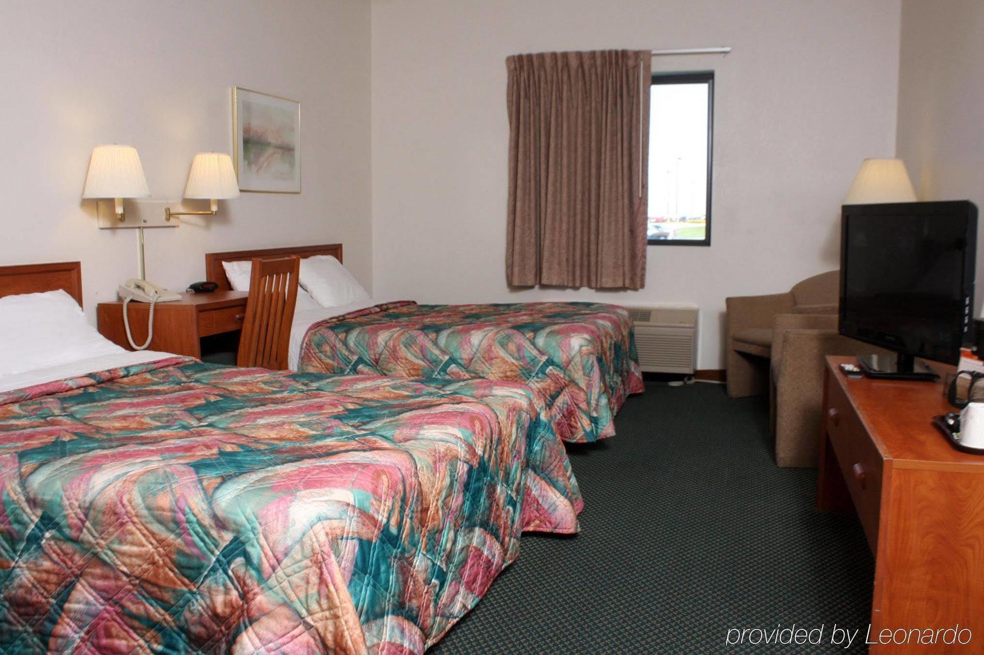 Centerstone Inn & Suites Carlyle Eksteriør billede