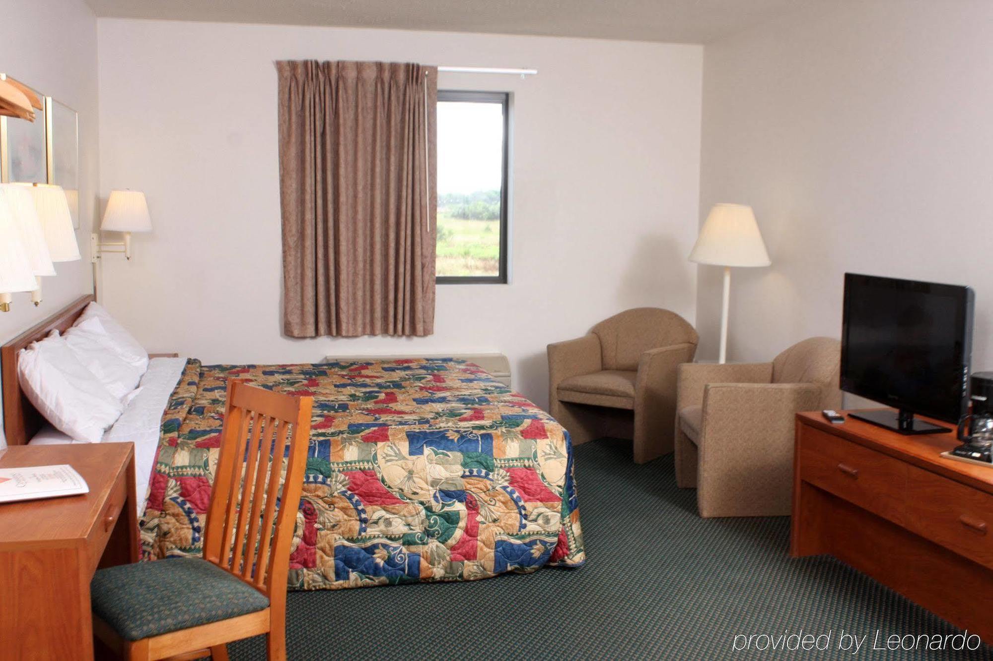 Centerstone Inn & Suites Carlyle Eksteriør billede