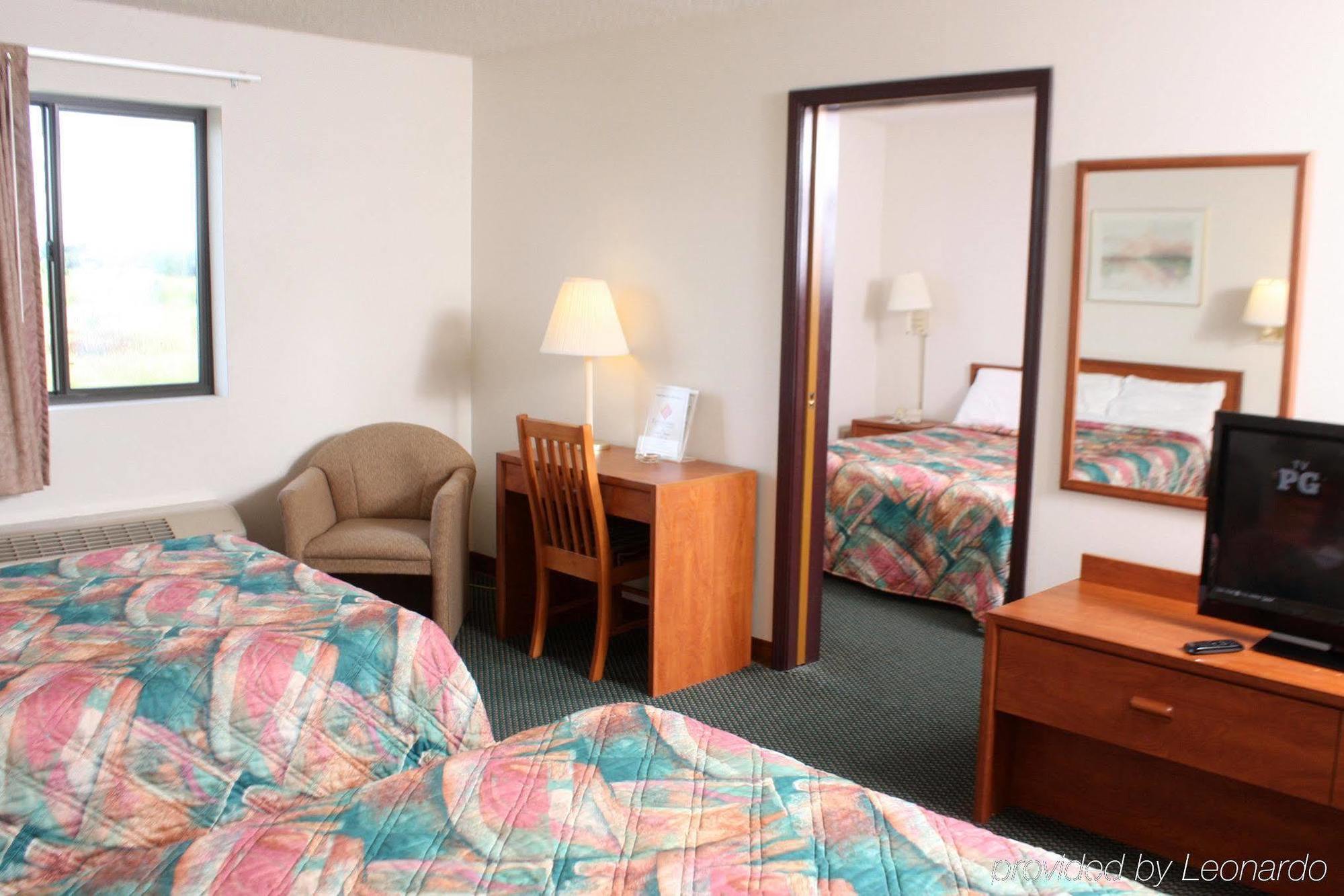 Centerstone Inn & Suites Carlyle Eksteriør billede