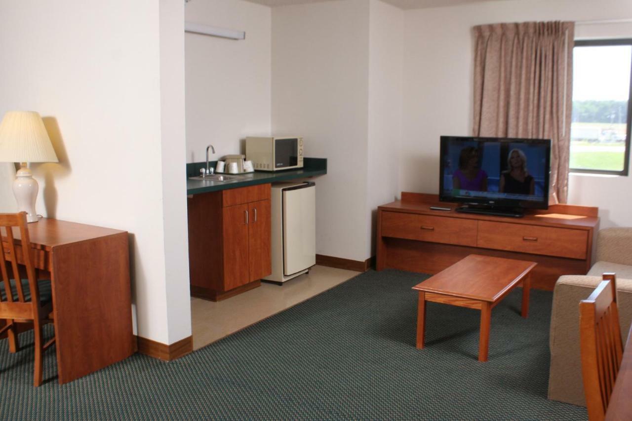 Centerstone Inn & Suites Carlyle Eksteriør billede
