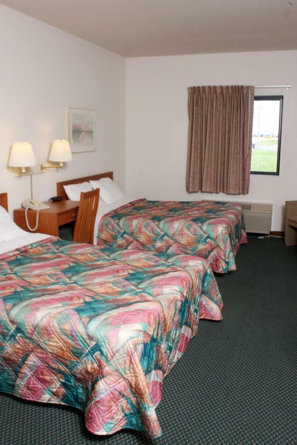 Centerstone Inn & Suites Carlyle Eksteriør billede